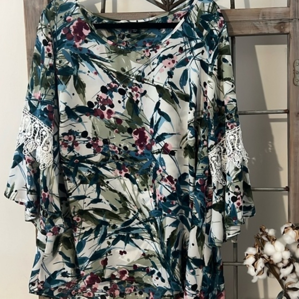 Floral Print Blouse with Lace Trim Sleeves